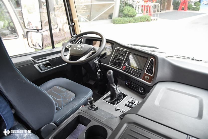 用了15年的内饰终于改款,加入车载冰箱可选,带您看华菱重卡新内饰搅拌车 - 第6张 - 提加商用车网 用了15年的内饰终于改款,加入车载冰箱可选,带您看华菱重卡新内饰搅拌车 - 第6张