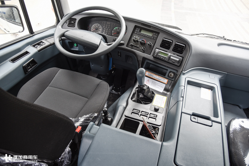 用了15年的内饰终于改款加入车载冰箱可选带您看华菱重卡新内饰搅拌车