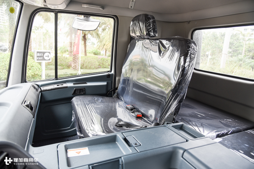 用了15年的内饰终于改款加入车载冰箱可选带您看华菱重卡新内饰搅拌车