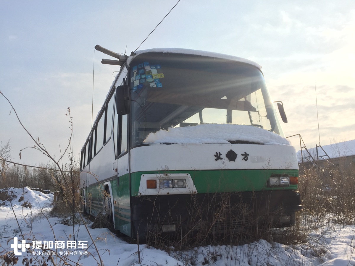 还挂着保时捷马标？这辆23年前的国产大巴配置豪华的让人不敢想象 - 第1张