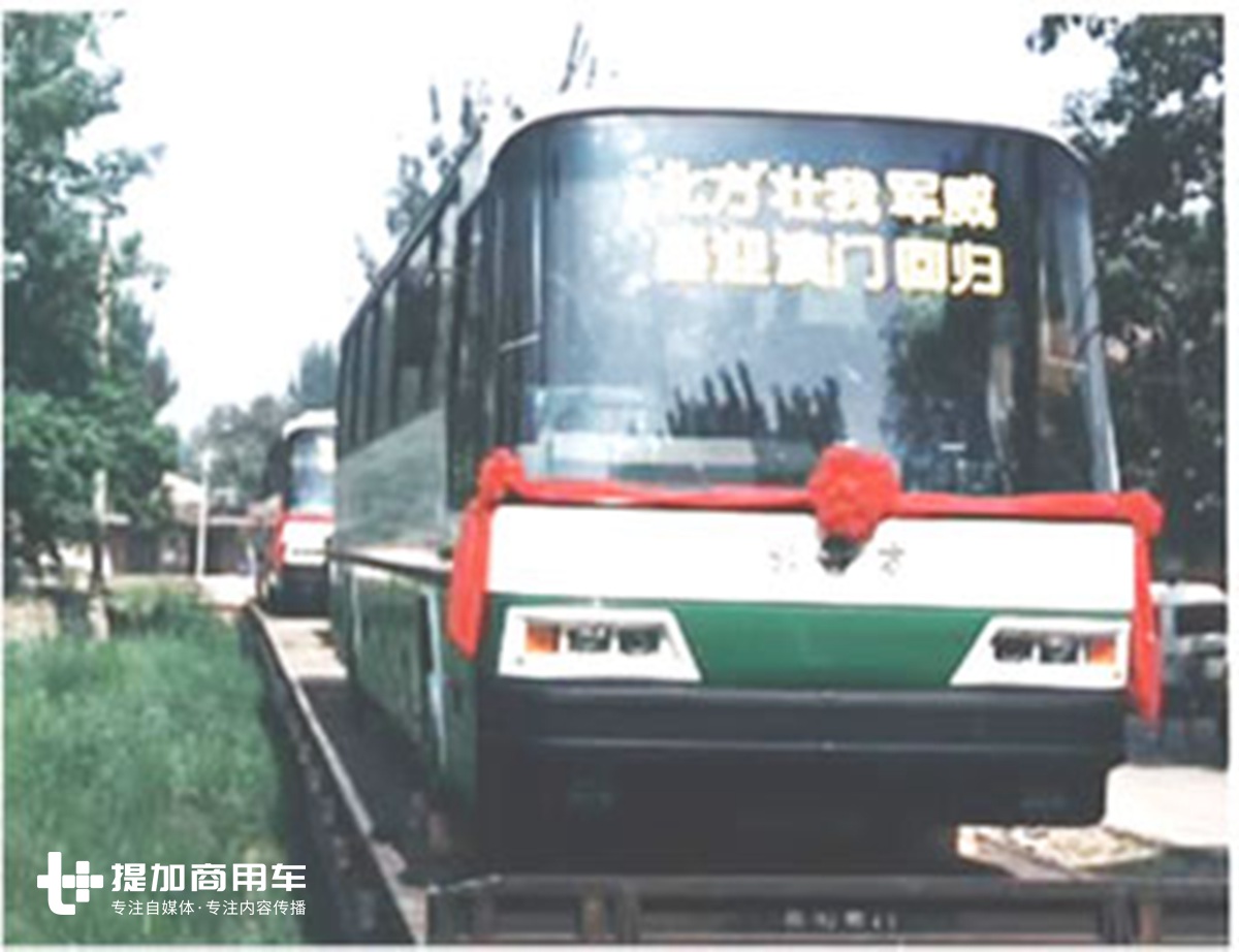 还挂着保时捷马标？这辆23年前的国产大巴配置豪华的让人不敢想象 - 第3张
