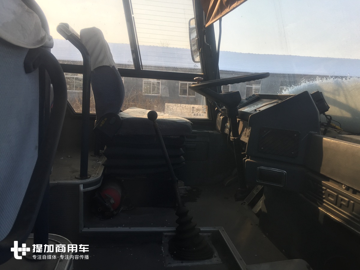 还挂着保时捷马标？这辆23年前的国产大巴配置豪华的让人不敢想象 - 第18张
