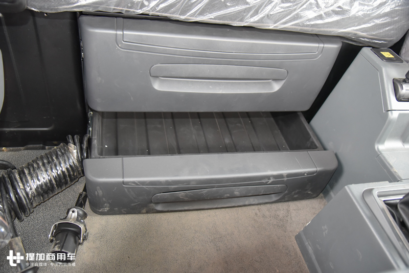 驾驶室纯平地板,带车载冰箱,带您见识下徐工推出的旗舰重卡G9 - 第24张 - 提加商用车网 驾驶室纯平地板,带车载冰箱,带您见识下徐工推出的旗舰重卡G9 - 第24张