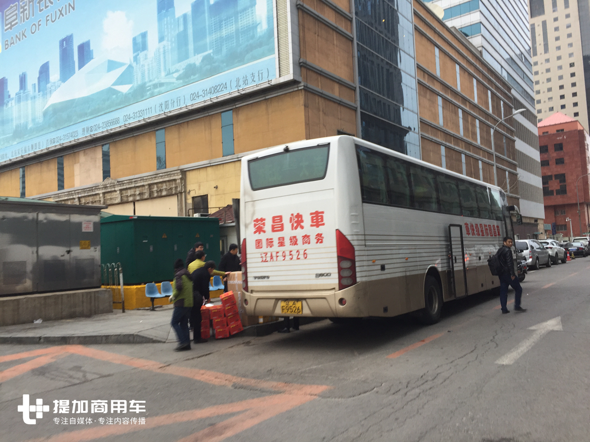 国内公路客运黄金时代落幕的见证者，还在运营的沃尔沃9800高端客车实拍 - 第2张