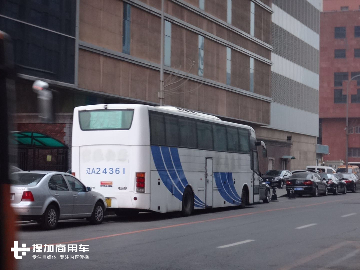 国内公路客运黄金时代落幕的见证者，还在运营的沃尔沃9800高端客车实拍 - 第3张