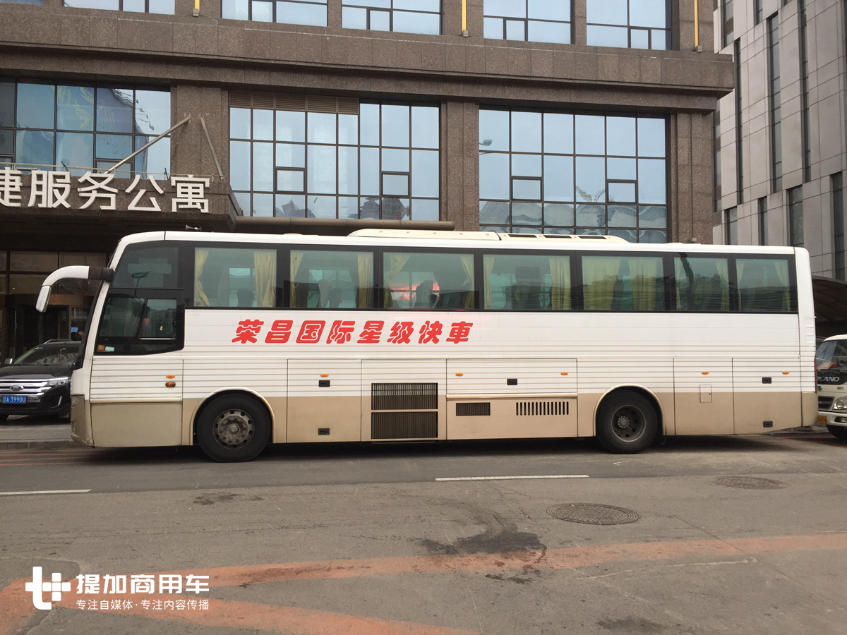 国内公路客运黄金时代落幕的见证者，还在运营的沃尔沃9800高端客车实拍 - 第4张