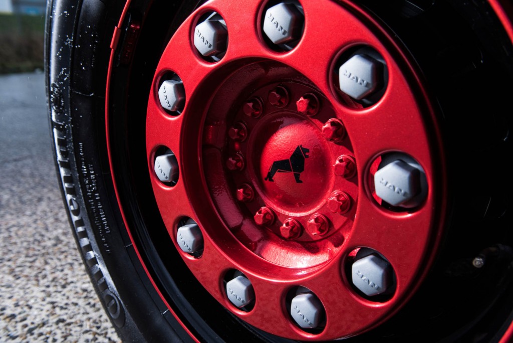 卡车老司机花3000万爆改自己卡车,带您见识日本的暴走卡车文化 - 第2张 - 提加商用车网 卡车老司机花3000万爆改自己卡车,带您见识日本的暴走卡车文化 - 第2张