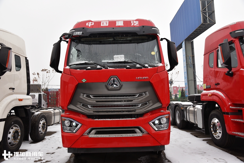 重汽推出的全新外观的牵引车，430马力的豪瀚N7G天然气重卡实拍 - 第1张
