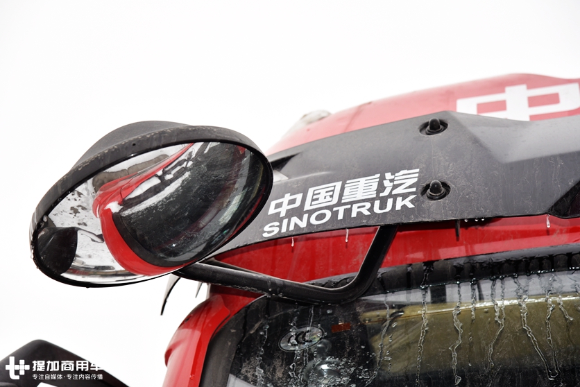 重汽推出的全新外观的牵引车，430马力的豪瀚N7G天然气重卡实拍 - 第2张