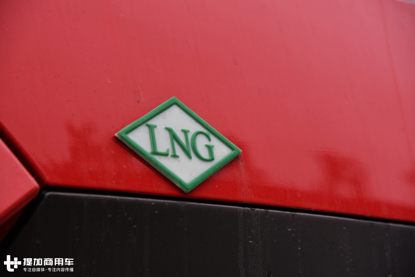 重汽推出的全新外观的牵引车，430马力的豪瀚N7G天然气重卡实拍 - 第3张