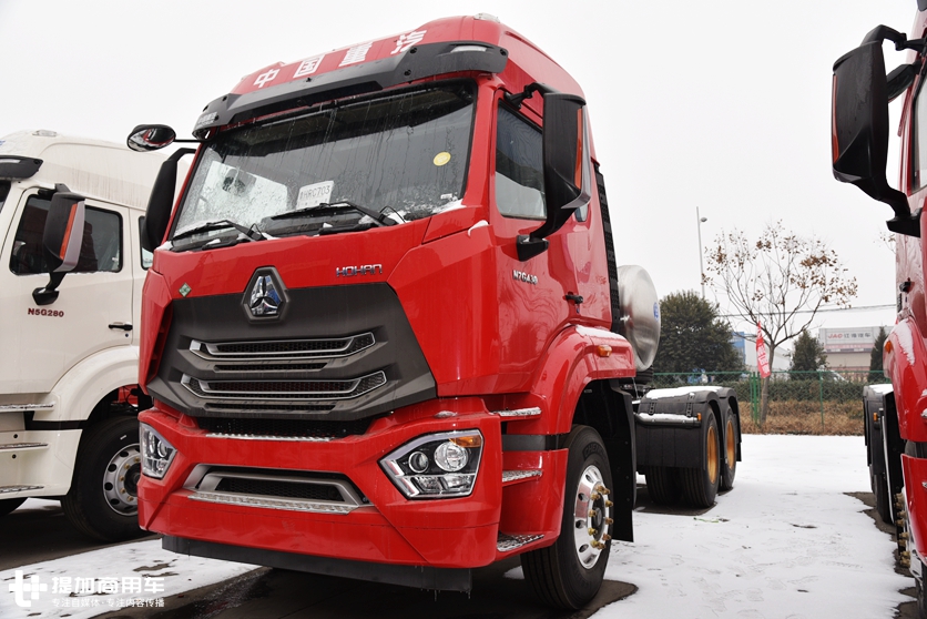重汽推出的全新外观的牵引车，430马力的豪瀚N7G天然气重卡实拍 - 第5张