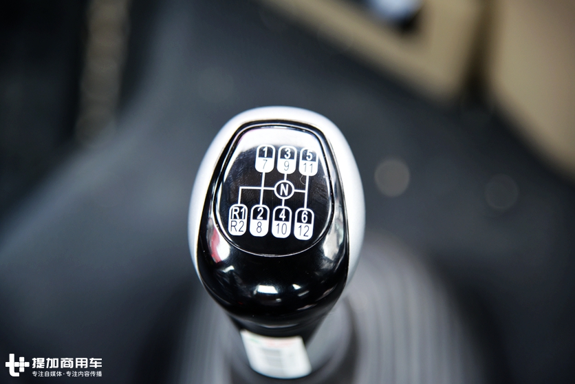 重汽推出的全新外观的牵引车，430马力的豪瀚N7G天然气重卡实拍 - 第6张