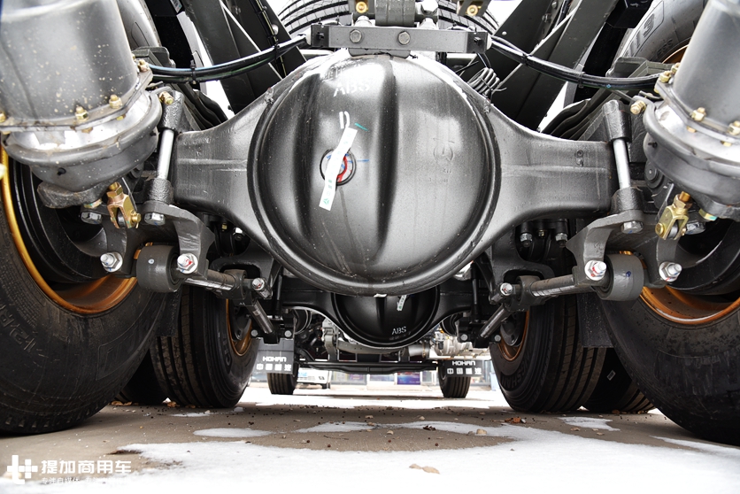 重汽推出的全新外观的牵引车，430马力的豪瀚N7G天然气重卡实拍 - 第7张