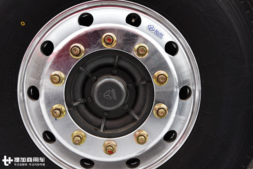 重汽推出的全新外观的牵引车，430马力的豪瀚N7G天然气重卡实拍 - 第8张