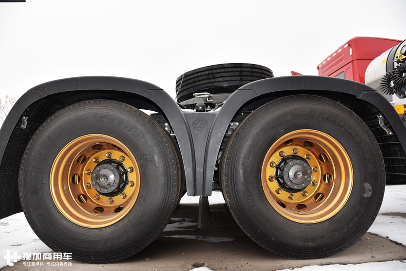 重汽推出的全新外观的牵引车，430马力的豪瀚N7G天然气重卡实拍 - 第9张