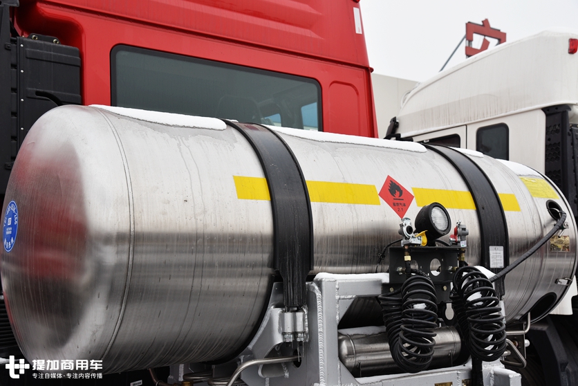 重汽推出的全新外观的牵引车，430马力的豪瀚N7G天然气重卡实拍 - 第10张
