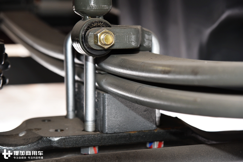 重汽推出的全新外观的牵引车，430马力的豪瀚N7G天然气重卡实拍 - 第11张