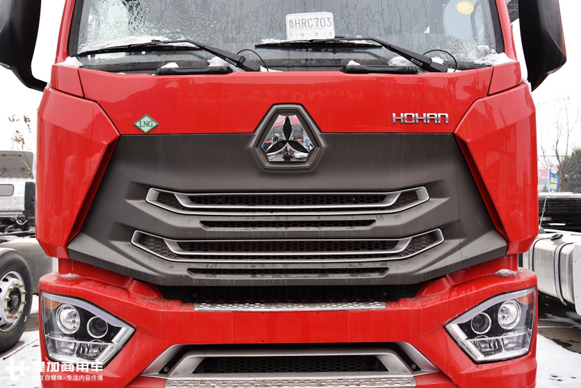 重汽推出的全新外观的牵引车，430马力的豪瀚N7G天然气重卡实拍 - 第12张