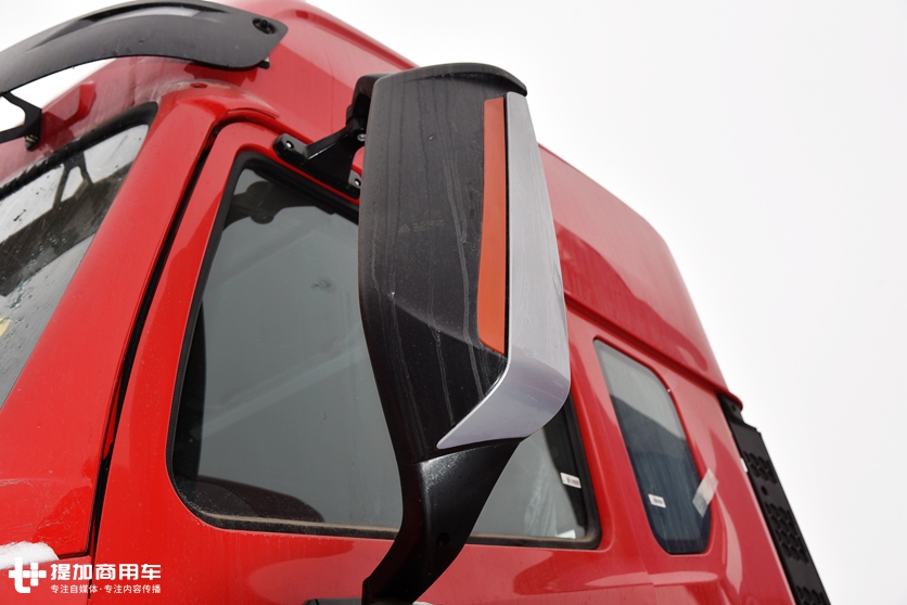 重汽推出的全新外观的牵引车，430马力的豪瀚N7G天然气重卡实拍 - 第13张