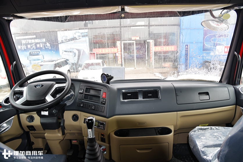 重汽推出的全新外观的牵引车，430马力的豪瀚N7G天然气重卡实拍 - 第15张