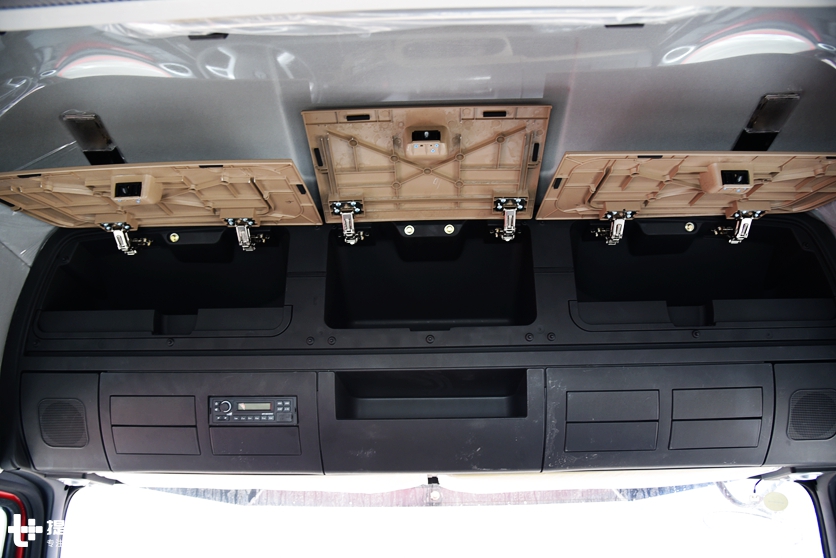 重汽推出的全新外观的牵引车，430马力的豪瀚N7G天然气重卡实拍 - 第17张