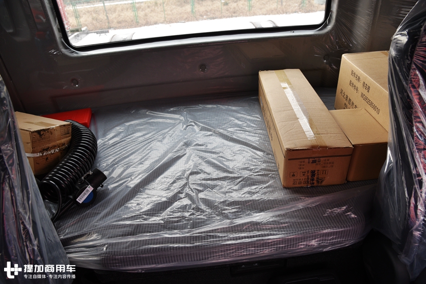 重汽推出的全新外观的牵引车，430马力的豪瀚N7G天然气重卡实拍 - 第19张