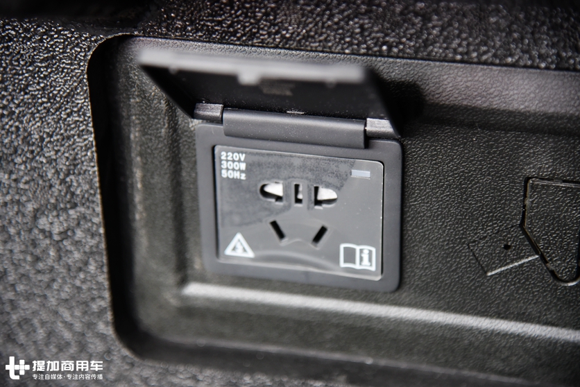 重汽推出的全新外观的牵引车，430马力的豪瀚N7G天然气重卡实拍 - 第20张