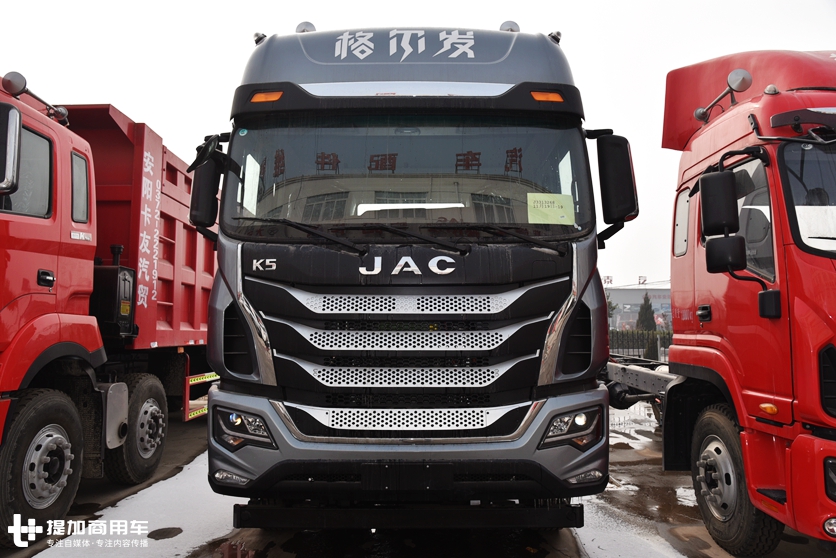 国内卧铺设计最新颖的重卡,带您见识江淮格尔发次旗舰K5牵引车 - 第1张 - 提加商用车网 国内卧铺设计最新颖的重卡,带您见识江淮格尔发次旗舰K5牵引车 - 第1张