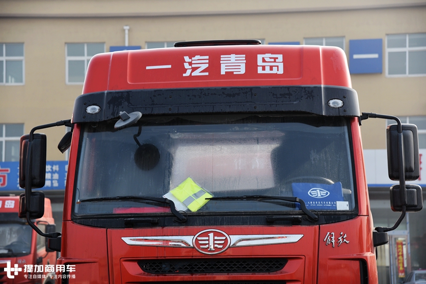 配潍柴的解放重卡,只卖28万,主打性价比的解放悍V6X4牵引车实拍 - 第3张 - 提加商用车网 配潍柴的解放重卡,只卖28万,主打性价比的解放悍V6X4牵引车实拍 - 第3张