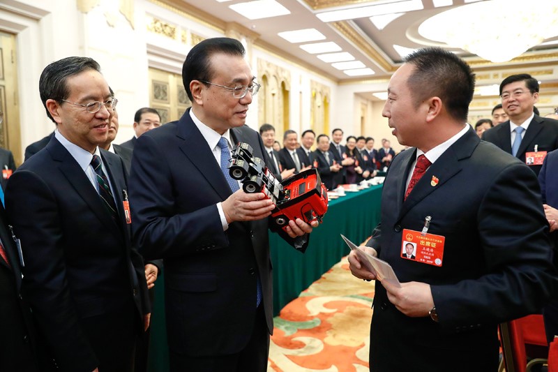 总理手中的中国红东风天龙旗舰 - 第1张 - 提加商用车网 总理手中的中国红东风天龙旗舰 - 第1张