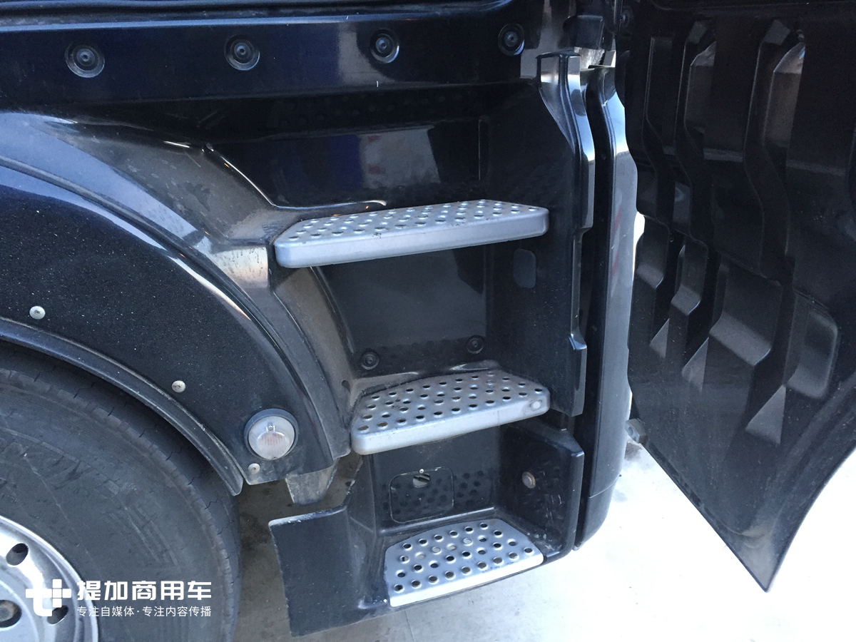 来自德国MAN的高端旗舰卡车，680马力V8动力的TGX牵引车实拍 - 第24张
