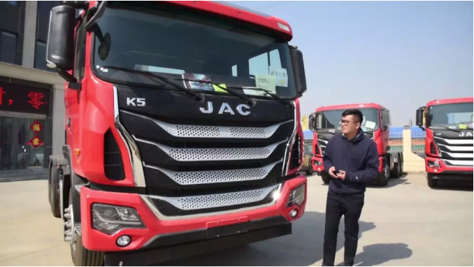 车重7.8吨,配13米挂车能装35吨,格尔发K5砂石料运输牵引车实拍评测 - 第1张 - 提加商用车网 车重7.8吨,配13米挂车能装35吨,格尔发K5砂石料运输牵引车实拍评测 - 第1张