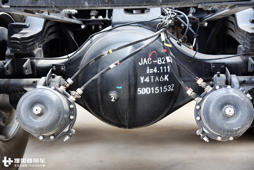 平顶驾驶室依然有大卧铺,江淮格尔发K5砂石料运输牵引车实拍评测 - 第4张 - 提加商用车网 平顶驾驶室依然有大卧铺,江淮格尔发K5砂石料运输牵引车实拍评测 - 第4张