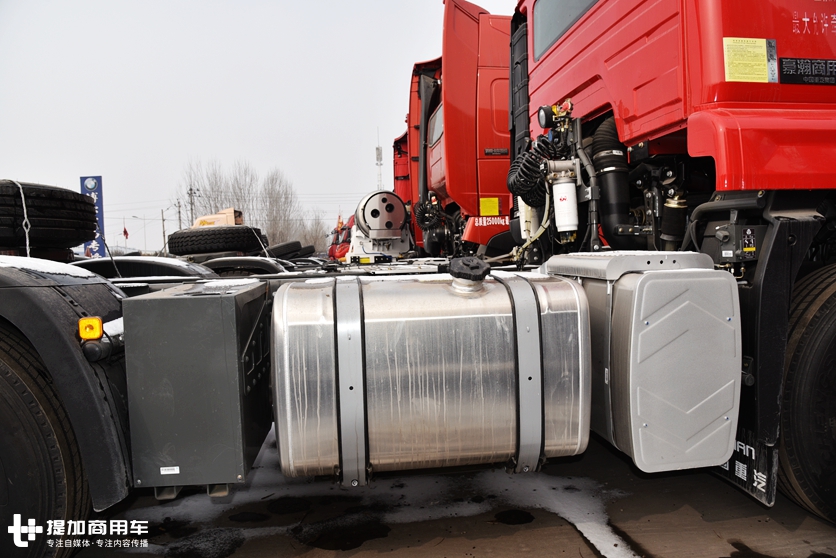 重汽新推出的“轻奢”重卡,也配曼技术动力总成,440马力的豪瀚N7G牵引车实拍 - 第7张 - 提加商用车网 重汽新推出的“轻奢”重卡,也配曼技术动力总成,440马力的豪瀚N7G牵引车实拍 - 第7张