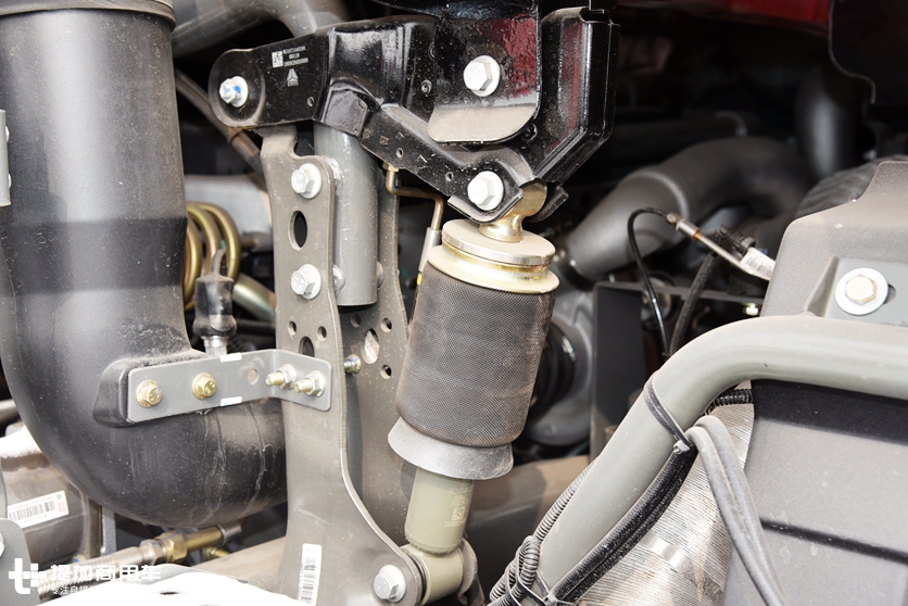 重汽新推出的“轻奢”重卡,也配曼技术动力总成,440马力的豪瀚N7G牵引车实拍 - 第8张 - 提加商用车网 重汽新推出的“轻奢”重卡,也配曼技术动力总成,440马力的豪瀚N7G牵引车实拍 - 第8张