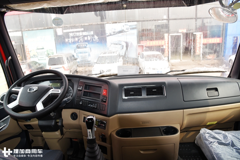 重汽新推出的“轻奢”重卡,也配曼技术动力总成,440马力的豪瀚N7G牵引车实拍 - 第12张 - 提加商用车网 重汽新推出的“轻奢”重卡,也配曼技术动力总成,440马力的豪瀚N7G牵引车实拍 - 第12张