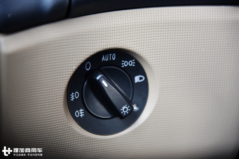 重汽新推出的“轻奢”重卡,也配曼技术动力总成,440马力的豪瀚N7G牵引车实拍 - 第13张 - 提加商用车网 重汽新推出的“轻奢”重卡,也配曼技术动力总成,440马力的豪瀚N7G牵引车实拍 - 第13张