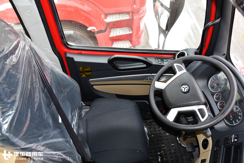 重汽新推出的“轻奢”重卡,也配曼技术动力总成,440马力的豪瀚N7G牵引车实拍 - 第14张 - 提加商用车网 重汽新推出的“轻奢”重卡,也配曼技术动力总成,440马力的豪瀚N7G牵引车实拍 - 第14张