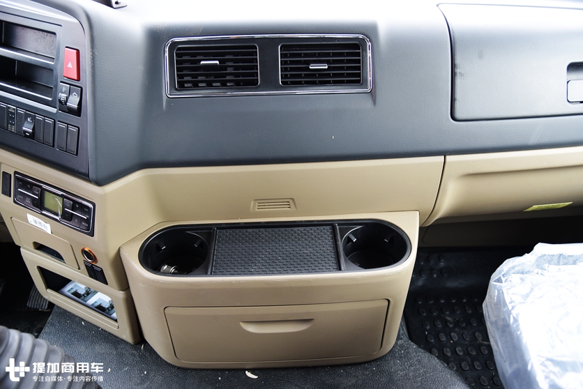 重汽新推出的“轻奢”重卡,也配曼技术动力总成,440马力的豪瀚N7G牵引车实拍 - 第15张 - 提加商用车网 重汽新推出的“轻奢”重卡,也配曼技术动力总成,440马力的豪瀚N7G牵引车实拍 - 第15张