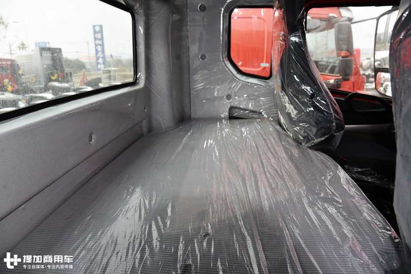 重汽新推出的“轻奢”重卡,也配曼技术动力总成,440马力的豪瀚N7G牵引车实拍 - 第16张 - 提加商用车网 重汽新推出的“轻奢”重卡,也配曼技术动力总成,440马力的豪瀚N7G牵引车实拍 - 第16张