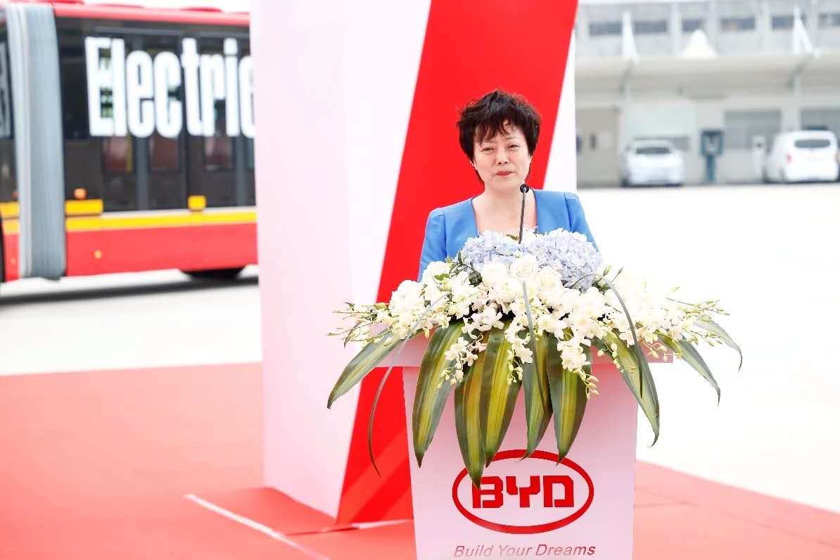 公交行业“黑武器” 史上最长纯电动大巴问世 - 第3张
