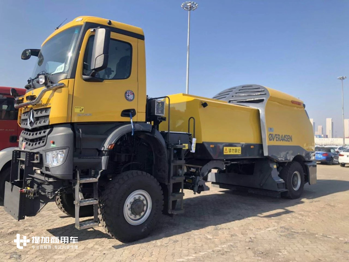 五级踏步登车,前后都配置有发动机,刚到国内的奔驰Arocs除雪车实拍 - 第4张 - 提加商用车网 五级踏步登车,前后都配置有发动机,刚到国内的奔驰Arocs除雪车实拍 - 第4张