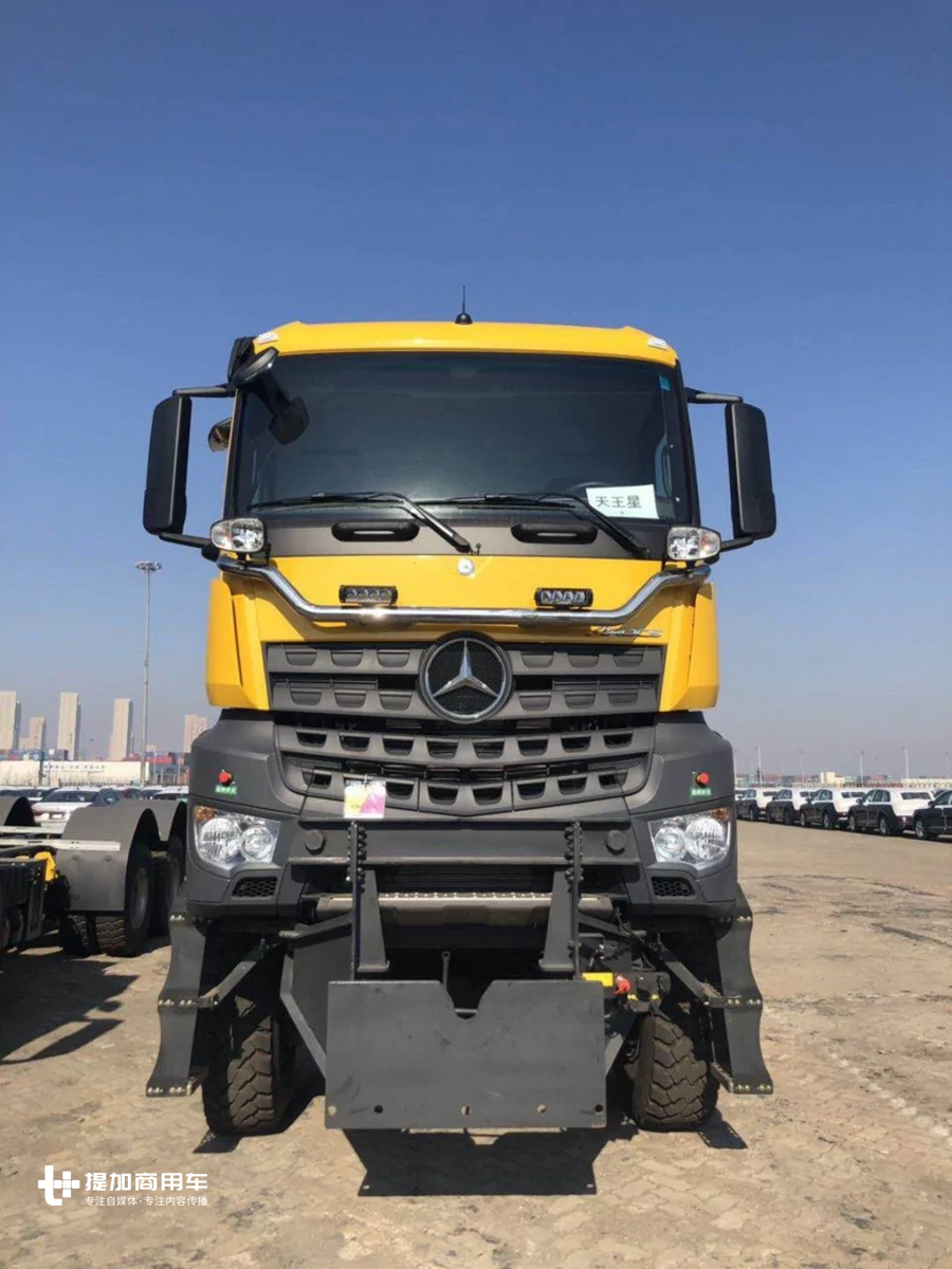 五级踏步登车,前后都配置有发动机,刚到国内的奔驰Arocs除雪车实拍 - 第1张 - 提加商用车网 五级踏步登车,前后都配置有发动机,刚到国内的奔驰Arocs除雪车实拍 - 第1张