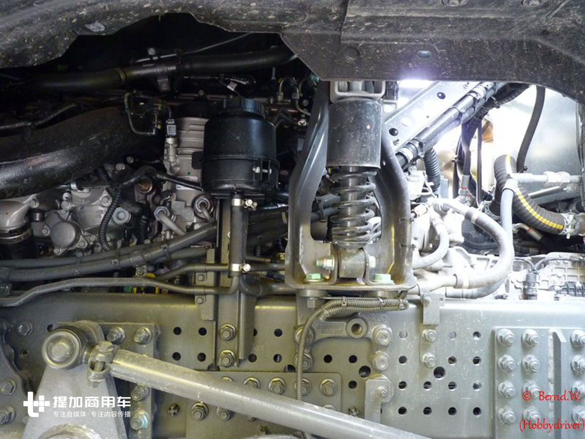 五级踏步登车,前后都配置有发动机,刚到国内的奔驰Arocs除雪车实拍 - 第5张 - 提加商用车网 五级踏步登车,前后都配置有发动机,刚到国内的奔驰Arocs除雪车实拍 - 第5张