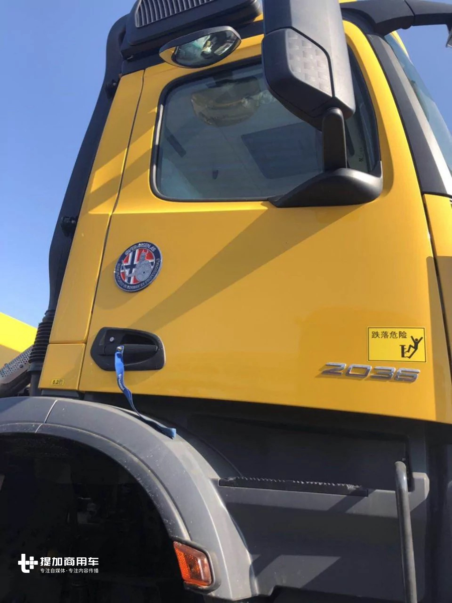 五级踏步登车,前后都配置有发动机,刚到国内的奔驰Arocs除雪车实拍 - 第6张 - 提加商用车网 五级踏步登车,前后都配置有发动机,刚到国内的奔驰Arocs除雪车实拍 - 第6张