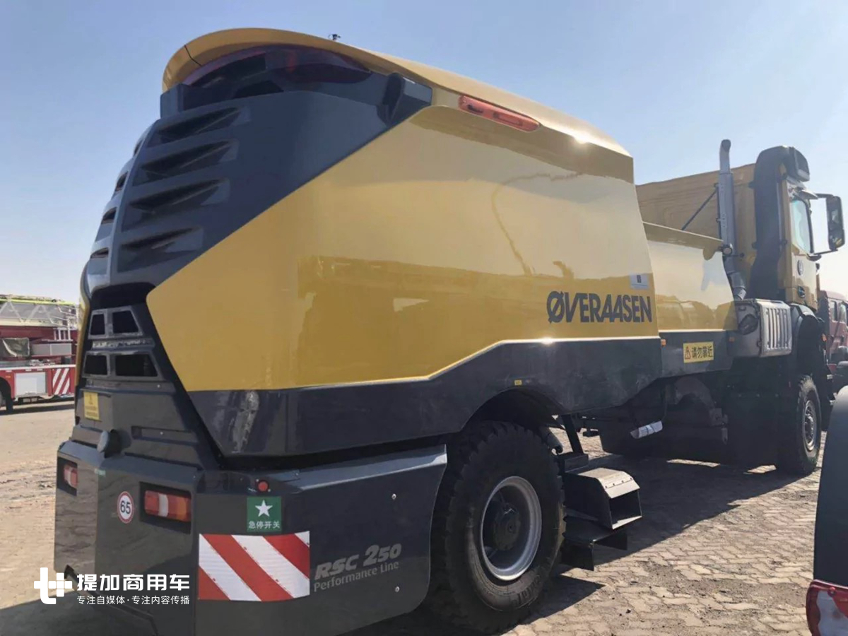 五级踏步登车,前后都配置有发动机,刚到国内的奔驰Arocs除雪车实拍 - 第9张 - 提加商用车网 五级踏步登车,前后都配置有发动机,刚到国内的奔驰Arocs除雪车实拍 - 第9张