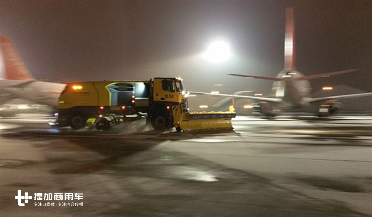 五级踏步登车,前后都配置有发动机,刚到国内的奔驰Arocs除雪车实拍 - 第10张 - 提加商用车网 五级踏步登车,前后都配置有发动机,刚到国内的奔驰Arocs除雪车实拍 - 第10张