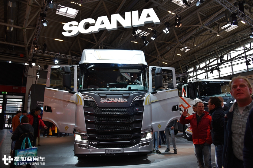 车身8处V8标识,5轴730马力,斯堪尼亚首发亮相的S730大件牵引车实拍 - 第6张 - 提加商用车网 车身8处V8标识,5轴730马力,斯堪尼亚首发亮相的S730大件牵引车实拍 - 第6张