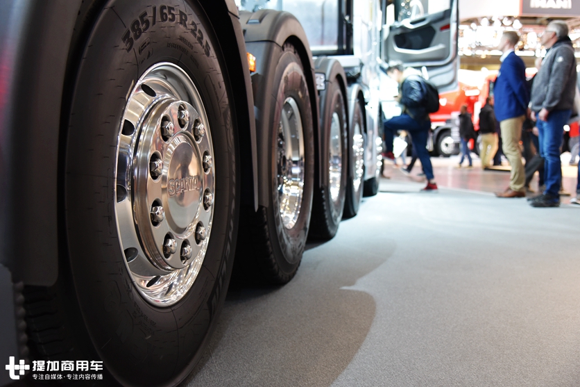 车身8处V8标识,5轴730马力,斯堪尼亚首发亮相的S730大件牵引车实拍 - 第7张 - 提加商用车网 车身8处V8标识,5轴730马力,斯堪尼亚首发亮相的S730大件牵引车实拍 - 第7张