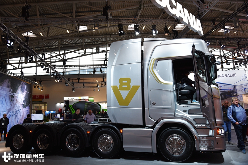 车身8处V8标识,5轴730马力,斯堪尼亚首发亮相的S730大件牵引车实拍 - 第8张 - 提加商用车网 车身8处V8标识,5轴730马力,斯堪尼亚首发亮相的S730大件牵引车实拍 - 第8张
